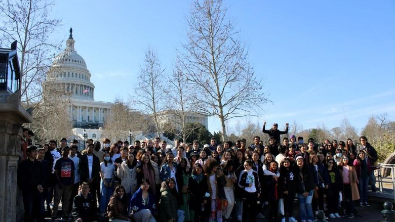 一群学生在华盛顿特区的国会大厦前